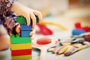 Com Credit Contor spendet an Kindergarten